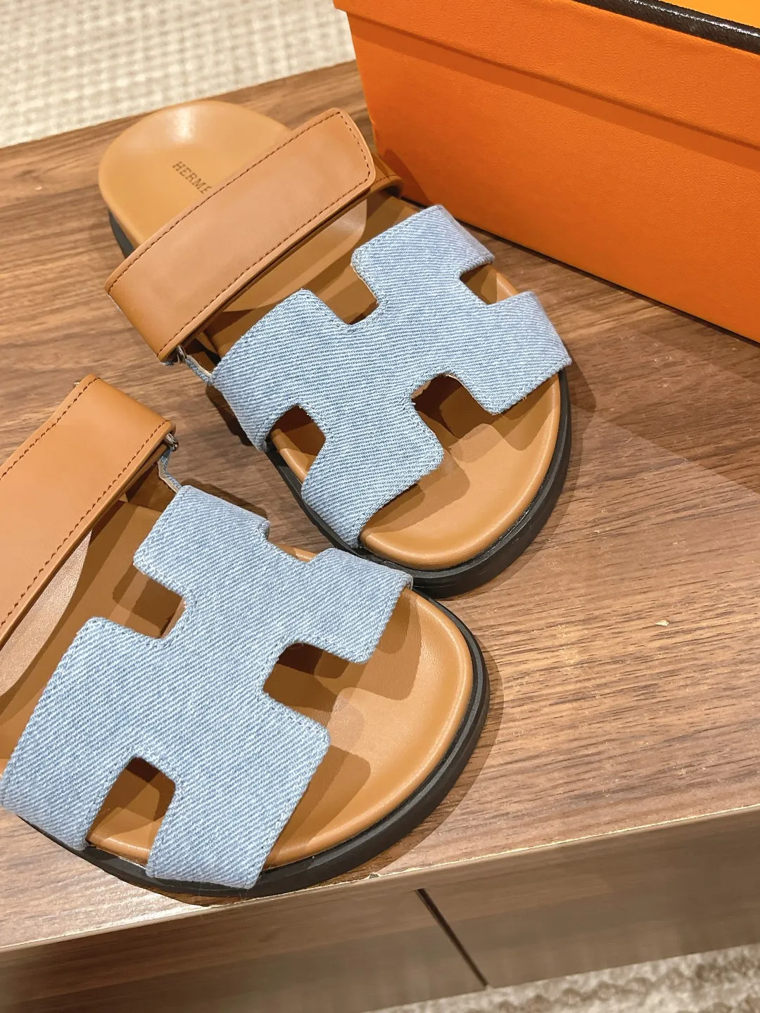 👟👟Ex-factory price 480👟👟 𝐇𝐞𝐫𝐦𝐞𝐬 Hermès second uncle slippers, you must call like crazy🙆 The classic + 2025 new color matching is also so beautiful. The contrasting splicing of different colors and materials can easily create a fashionable look Size: 35-45